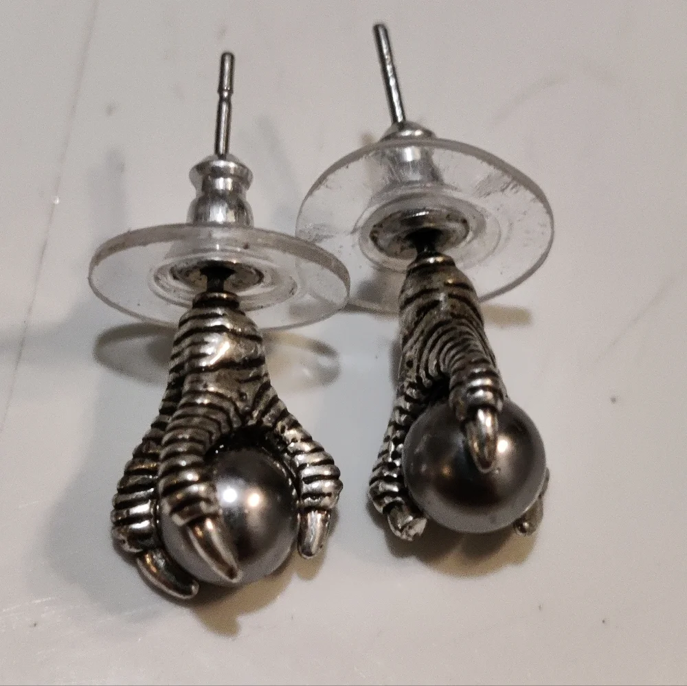 🐉 Vintage 90s dragon claw stud earrings